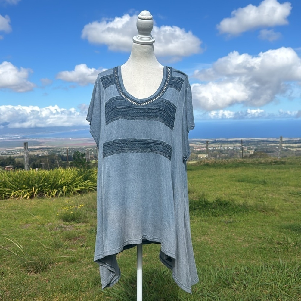 One World Blue Lace Short Sleeve Asymmetrical hem tunic top large